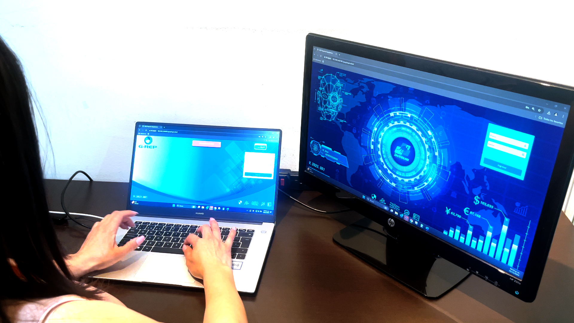 Persona trabajando en laptop junto con un monitor en un escritorio visualizando la interfaz de G-REP